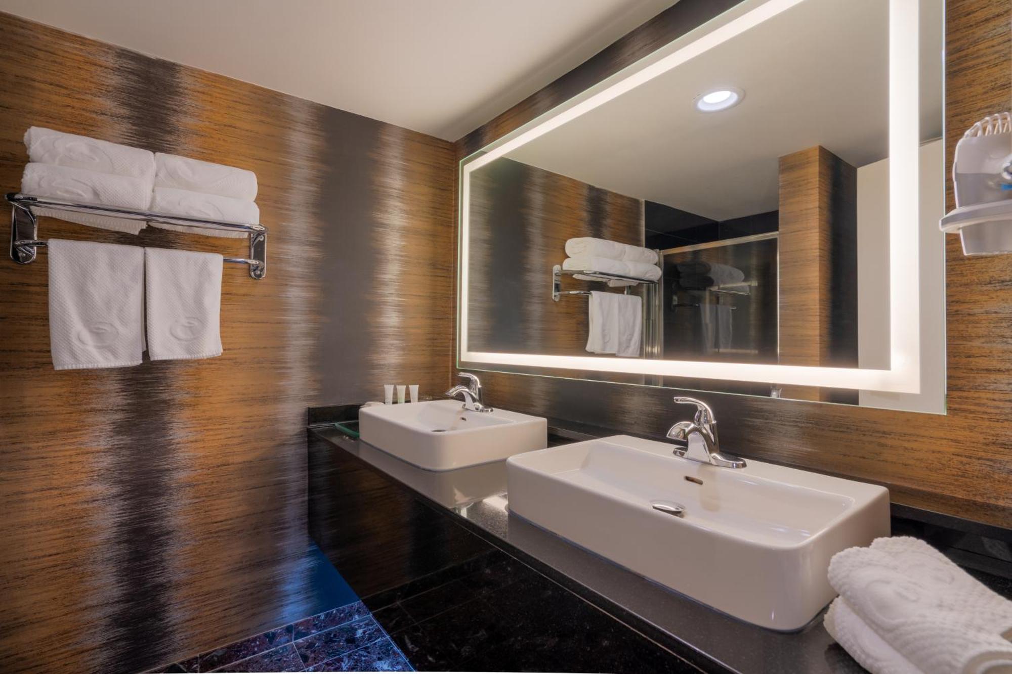 Executive Suites Hotel & Conference Center, Metro Vancouver Burnaby Zewnętrze zdjęcie